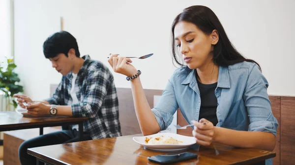Genç Asyalı Erkek Kadın Yerel Bir Restoranda Öğle Yemeği Yiyorlar — Stok fotoğraf