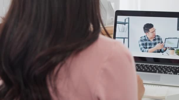 Joven Mujer Negocios Asiática Video Llamada Conferencia Línea Reunión Equipo — Vídeos de Stock