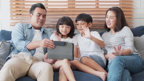 Jonge Gelukkige Aziatische Familie Golf Handen Naar Digitale Tablet Online — Stockvideo