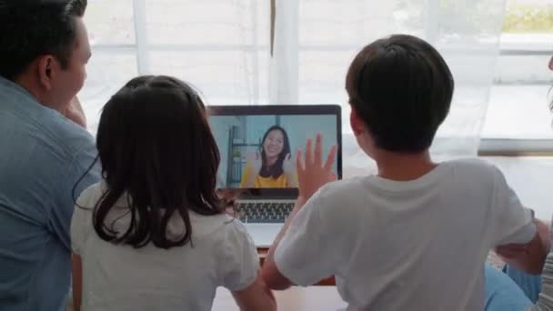Genç Mutlu Asyalı Aile Evdeki Dizüstü Bilgisayarını Kullanarak Arkadaşlarıyla Akrabalarıyla — Stok video