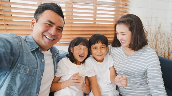 Mladá Šťastná Asijská Rodina Mluvit Selfie Pohled Kamery Line Vzdálený — Stock fotografie