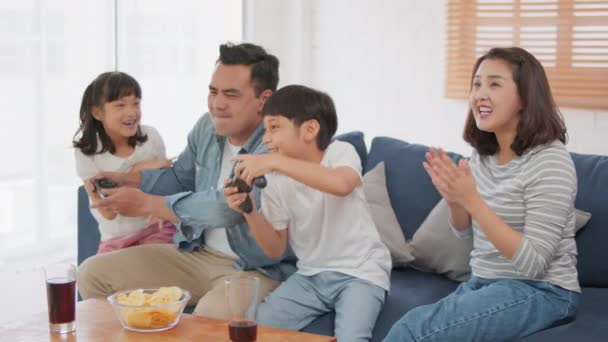 Молодые Счастливые Семьи Используют Радость Играют Вместе Видеоигры Дома Выходные — стоковое видео