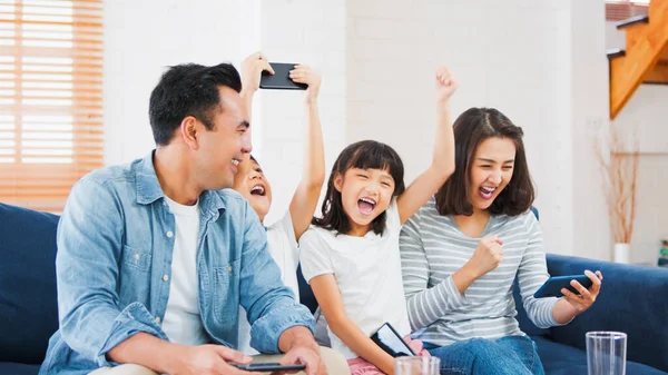 Młoda Szczęśliwa Azjatycka Rodzina Używać Smartfona Grać Gra Mobilna Razem — Zdjęcie stockowe