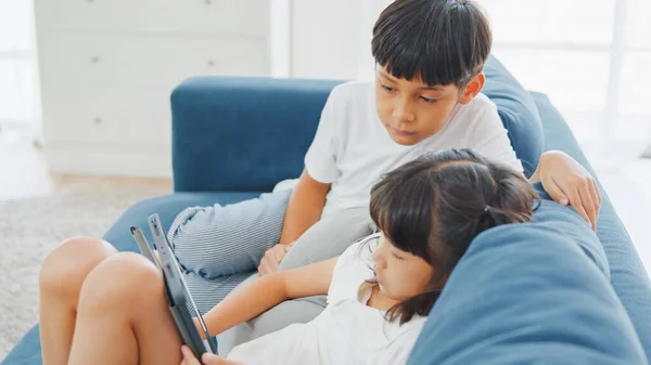 Młode Azjatyckie Dzieci Brat Siostra Oglądają Wideo Tablecie Cyfrowym Domu — Zdjęcie stockowe