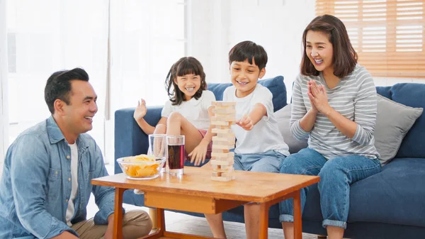 Młoda Szczęśliwa Azjatycka Rodzina Grać Gry Jenga Razem Domu Weekendowa — Zdjęcie stockowe