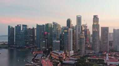 Singapur, Singapur - 4 Şubat 2020: Marina Bay Singapur şehrindeki finans sektöründe gökdelen binaları, insansız hava aracı şehir manzarası. Asya seyahati, birleşme ve satın alma kavramı