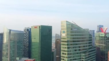 Singapur, Singapur - 4 Şubat 2020: Gökdelen binası, finans sektöründe araba trafiği ulaşımı, insansız hava aracı şehir manzarası manzarası aşağı eğimli. Toplu taşıma, şehir banliyö yaşam tarzı