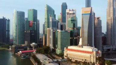 Singapur, Singapur - 4 Şubat 2020: Şehir merkezindeki finans sektöründe gökdelen kulesi binaları, insansız hava aracı şehir manzarası. Araba trafiği, Asya seyahati, şehir hayatı konsepti.