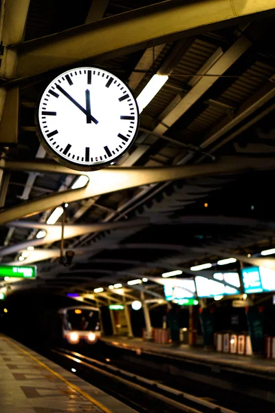 Платформа с часами почти в полночь, временем или транспортной концепцией. — стоковое фото