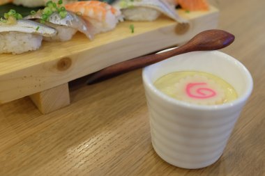 Japon yumurta muhallebi (Chawanmushi), Japon balık topla (Naruto tepesinde fincan)