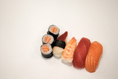 Dizi somon, surf clam, ton balığı ve karides suşi, beyaz arka planda izole