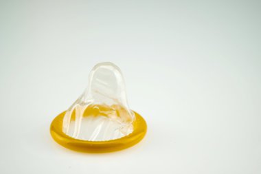 Beyaz arkaplanda izole edilmiş prezervatif