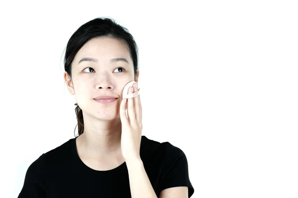 Cute asian girl put on foundation powder on face, isolated on white background — Φωτογραφία Αρχείου