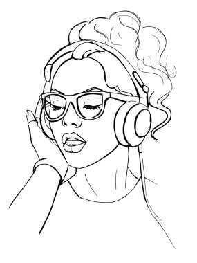 Kulaklıklı genç bir kadın müzik dinliyor.