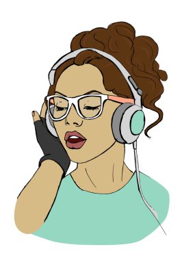 Kulaklıklı genç bir kadın müzik dinliyor.