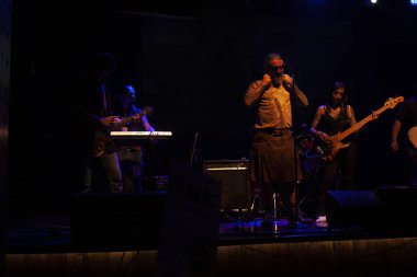 Klavye, gitarist, basçı, vokalist, elektro gitar, bas gitar ve klavye yapımında kullanılan amplifikatörler kullanan rock grubu.