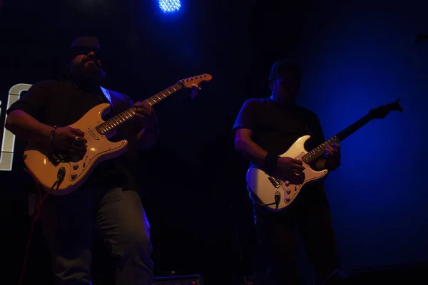 Jouer Deux Guitares Paire Guitaristes Électriques Avec Éclairage Lumière Bleue — Photo