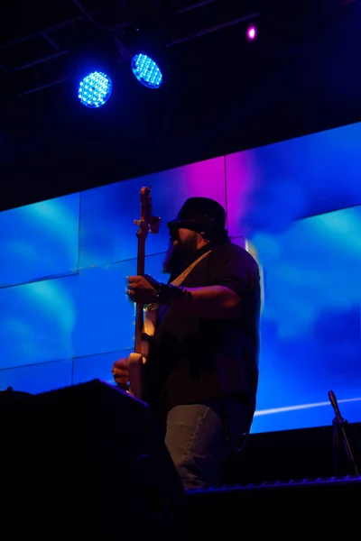 Entre Magenta Azul Claro Homem Tocando Guitarra Elétrica Usando Chapéu — Fotografia de Stock