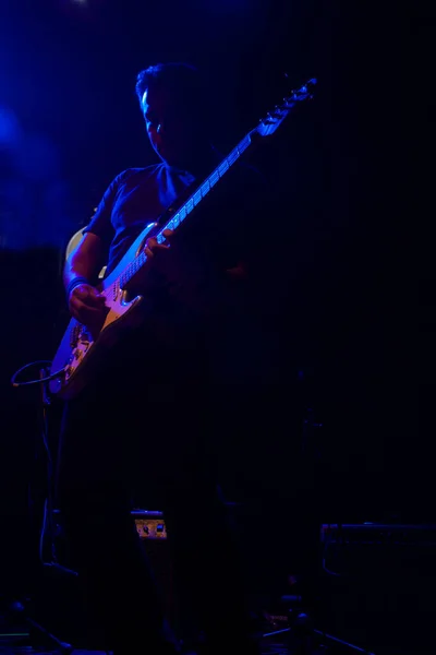 Silueta Del Guitarrista Mexicano Tocando Guitarra Concierto Con Luz Azul — Foto de Stock