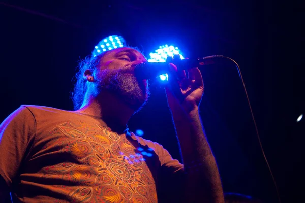 Vocalista Masculino Executando Música Usando Microfone Azul Iluminado Cidade México — Fotografia de Stock