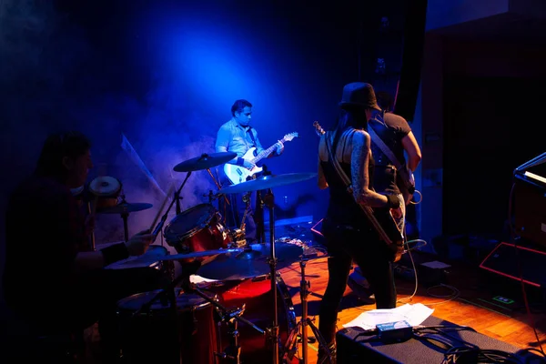 Vida Noturna Cidade México Banda Rock Tocando Entre Neblina Artificial — Fotografia de Stock