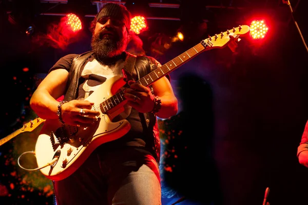 Homem Barbudo Com Bandana Amarrado Cabeça Tocando Cordas Guitarra Explorando — Fotografia de Stock