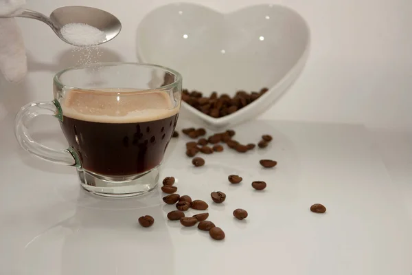 Löffel Hinzufügen Von Zuckerersatzbohnen Zur Tasse Mit Kaffee Und Koffein — Stockfoto