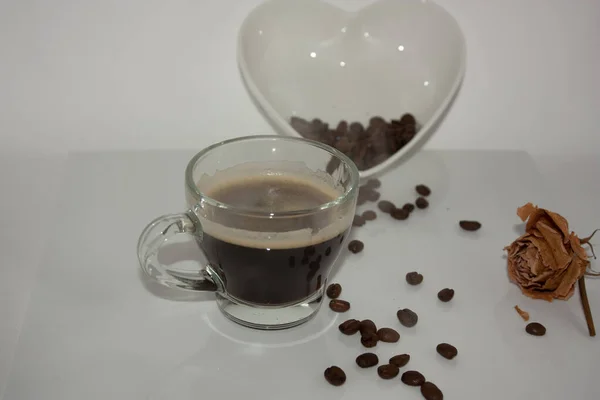 Kaffeebohnen Geröstet Neben Getrockneter Rose Und Dampfenden Becher Mit Kaffee — Stockfoto