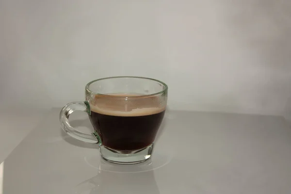 Kristallklar Glasmugg Som Innehåller Ångande Kaffedrycker Reflekteras Akrylytan — Stockfoto