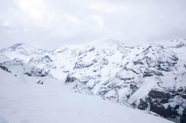 Pais Şili Kar Vadisi 'ndeki sarp kayalar, Noel atmosferli yumuşak beyaz karla kaplı.