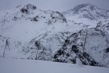 Kar Vadisi 'ndeki fırtınadan önce dik kayalara düşen sis.