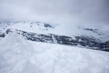 And Dağları 'nın kayalık dağlarının üzerine çöken sis, Noel atmosferinin habercisi beyaz karla kaplıydı.