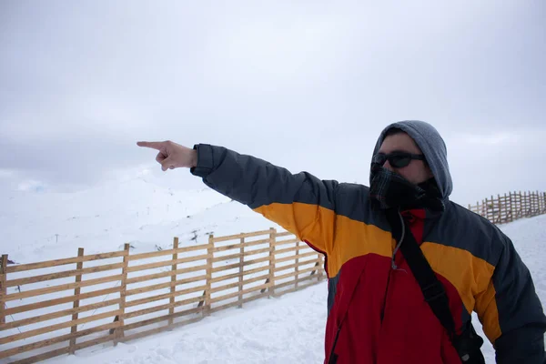 Alleen Mens Draagt Winterkleren Zonnebrillen Zichzelf Beschermen Tegen Kou Weerspiegeling — Stockfoto