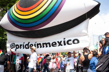 Mexico City, MEXICO - 29 Mayıs 2019: LGBTTI gururu için yürüyen insanların göz ve büyük battaniyesi Mexico City 'de cinsel çeşitlilik lehine