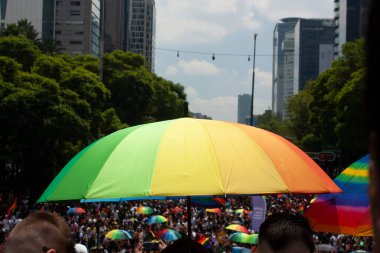 Mexico City, MEXICO - 29 Mayıs 2019: Güneşin altındaki gökkuşağı şemsiyeleri LGBTTI gurur yürüyüşü sırasında Mexico City 'de taşındı
