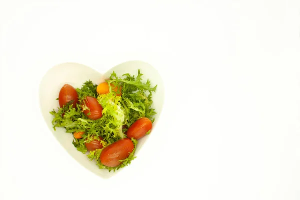 Saláta Piros Cseresznye Paradicsommal Keverve Szív Alakú Tálban Bio Vegán — Stock Fotó