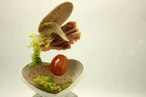 Foto Dalam Gerakan Bahan Bahan Setiap Gratis Untuk Merakit Sandwich — Stok Foto