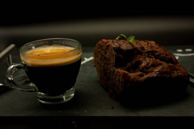 Mutlu yıllar çikolatalı browni tepsisiyle köpüklü kahve Mexico City Darck 'ın yemeklerinde