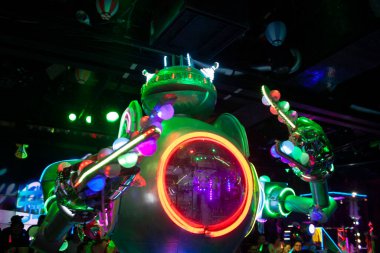 TOKYO, JAPONYA - 26 Kasım 2018: Roboto Japon Restoranında trafik ışığı kollu yeşil robot torzo