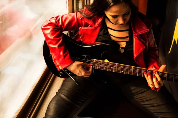 Mujer Practicando Guitarra Mientras Atardecer Entra Por Ventana Casa — Foto de Stock