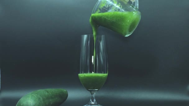 Örtgrön Juice Med Mynta Med Återvinningsbar Bambu Halm Hälsosam Mat — Stockvideo