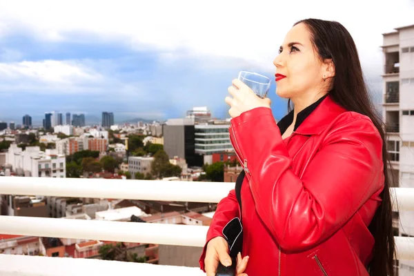 Mujer Caucásica Con Chaqueta Roja Degustando Whisky Vaso Vieja Moda — Foto de Stock