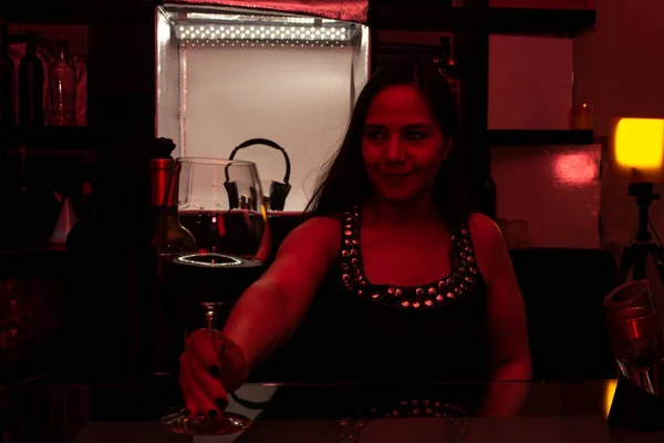 在墨西哥城的一家酒吧后面 服务生伸出手来 端来一杯用洋红点着的葡萄酒 — 图库照片