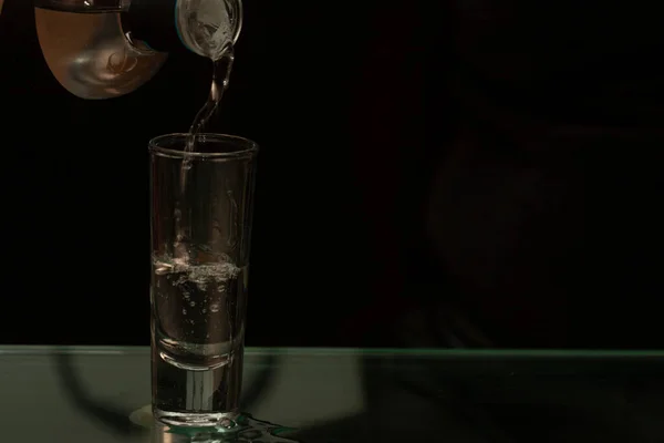 Napój Alkoholowy Tequila Podawany Mocny Sposób Duch Napoju Przepływa Pomiędzy — Zdjęcie stockowe