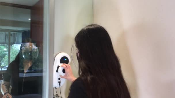 Maske Takan Kadın Temizlikte Çalışıyor Elektrik Süpürgesi Robot Teknolojisi Pencere — Stok video