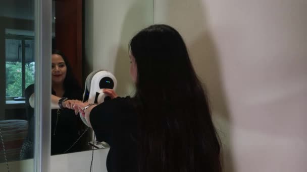 Aspirapolvere Robot Tecnologia Vetro Attivato Dalla Donna Moderna Pulire Specchio — Video Stock