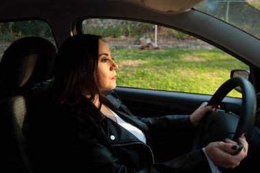 Kafkasyalı kadın Meksika 'da araba sürerken odaklanmıştı.