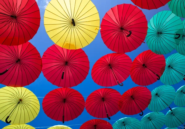 Parapluies colorés dans la ville — Photo