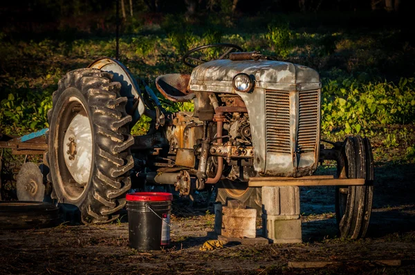 Reparação de trator agrícola — Fotografia de Stock