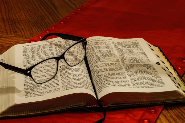 Aprire la Bibbia di studio con gli occhiali — Foto Stock